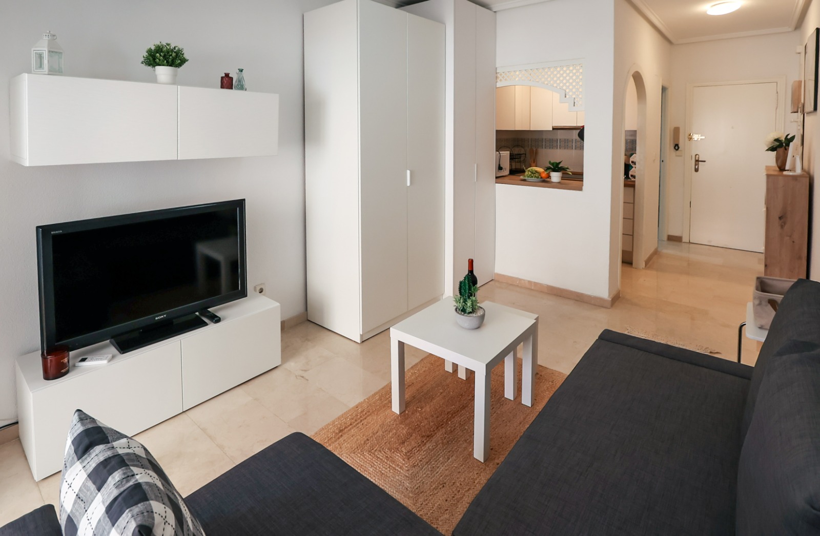 Beachside Studio (28m2) for Rent – Just 50 Meters from the Sea! 🏖️ — Torrevieja